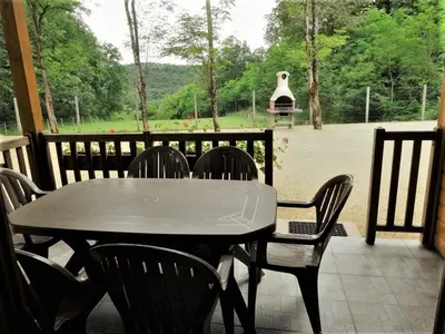 Balcon ou terrasse dans l'établissement Gite les Acacias - lesgitesdeshautsdevialot en perigord