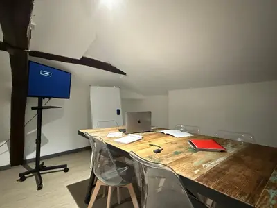 Télévision ou salle de divertissement dans l'établissement Studio 2 - Cinéma Sport Parking - DABNB