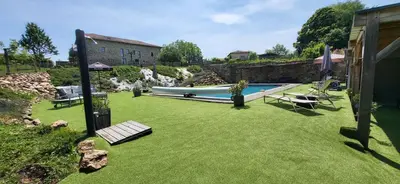 Piscine de l'établissement Gites les Tillets - Criquet ou située à proximité