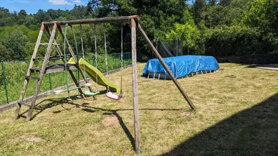 Aire de jeux pour enfants de l'établissement Logement à Brive près de la campagne et centre-ville, avec parking privé, climatisation, et double balcon privé
