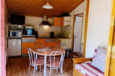 Cuisine ou kitchenette dans l'établissement Gîte de France Chalet n°4 - Gîte de France 4 personnes MAE-6504