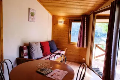 Coin salon dans l'établissement Gîte de France Chalet n°4 - Gîte de France 4 personnes MAE-6504