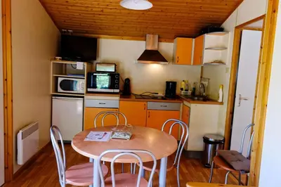 Cuisine ou kitchenette dans l'établissement Gîte de France Chalet n°2 - Gîte de France 4 personnes MAE-6644