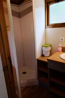 Salle de bains dans l'établissement Gîte de France Chalet n°2 - Gîte de France 4 personnes MAE-6644