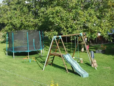 Aire de jeux pour enfants de l'établissement Chalet Fuchsia à Argentat