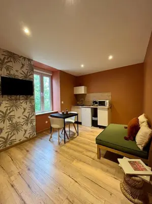 Cuisine ou kitchenette dans l'établissement LesCinqSuites/12 couchages-DABNB