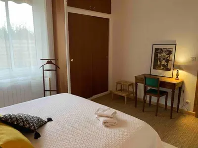 Un ou plusieurs lits dans un hébergement de l'établissement Maison centre hyper calme au vert