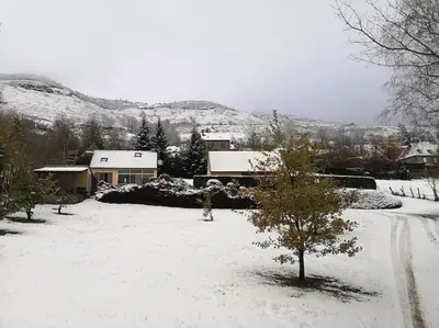 L'établissement Gîte chaleureux avec cheminée au pied du Puy Mary en hiver