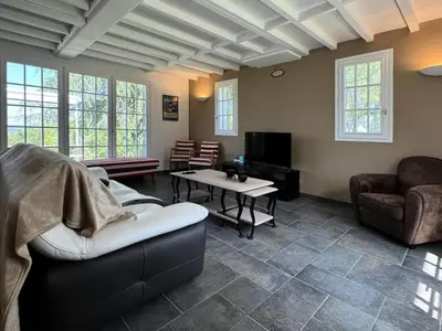 Coin salon dans l'établissement Gîte de France Pool house et tennis 3 épis - Gîte de France 7 personnes MAE-4611