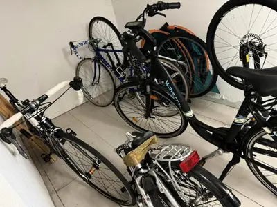 Vélo sur le terrain de l'établissement Gîte de France Tennis 3 épis - Gîte de France 4 personnes MAE-4621 ou dans les environs