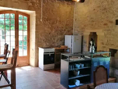 Cuisine ou kitchenette dans l'établissement Maison campagnarde avec piscine et cheminée, Périgord Noir - FR-1-616-395