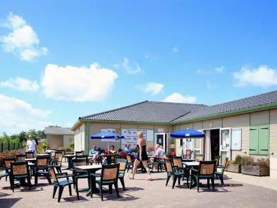 Restaurant ou autre lieu de restauration dans l'établissement Holiday Home Les Hameaux de Miel by Interhome