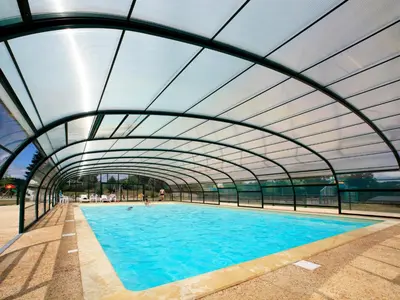 Piscine de l'établissement Holiday Home Les Hameaux de Miel-Chalet 4 pers- by Interhome ou située à proximité