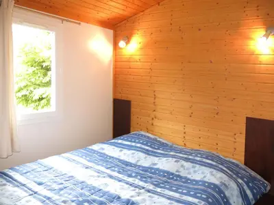Un ou plusieurs lits dans un hébergement de l'établissement Holiday Home Les Hameaux de Miel-Chalet 4 pers- by Interhome