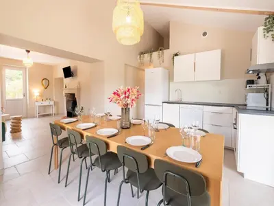 Cuisine ou kitchenette dans l'établissement Charming House in Hautefort with Pool & Nature