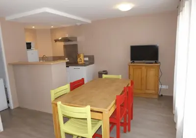 Cuisine ou kitchenette dans l'établissement Gite 11 Escapade Nature au Puy Mary Gîte Chaleureux avec Vue Apaisante