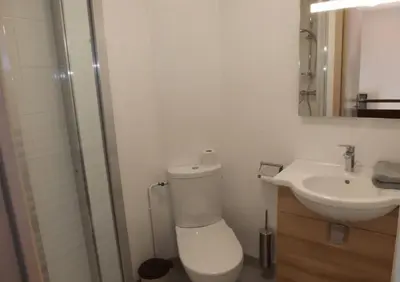 Salle de bains dans l'établissement Gite 12 Gîte au Puy Mary Hébergement Confortable pour Familles et Amis