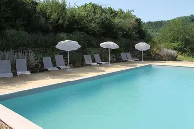 Piscine de l'établissement A Cozy Accessible Cottage with a Private Garden Le Mas No 16 ou située à proximité