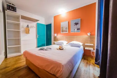Un ou plusieurs lits dans un hébergement de l'établissement L'Indigo - 1 Chambre
