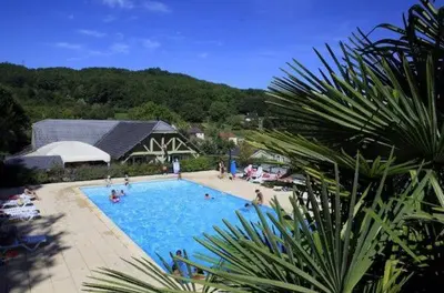 Piscine de l'établissement Chalet nature et lac dans parc résidentiel de loisirs ou située à proximité