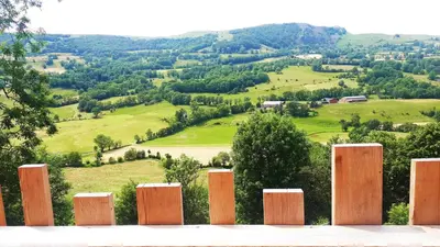 Paysage naturel près de la tente de luxe