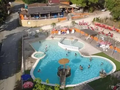 Piscine de l'établissement Mobil-home 28m² avec Terrasse pour 6 personnes - API-1-52-475 ou située à proximité