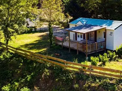 Jardin de l'établissement Mobil-home 28m² avec Terrasse pour 6 personnes - API-1-52-475