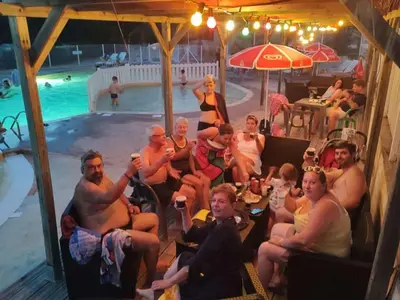Clients de l'établissement Mobil-home confortable avec terrasse pour 6 personnes - API-1-52-647