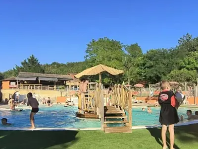 Piscine de l'établissement Mobil-home avec Terrasse à La Cassagne pour 6 personnes - API-1-52-247 ou située à proximité