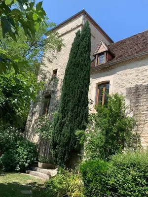 Jardin de l'établissement Demeure avec piscine et tennis