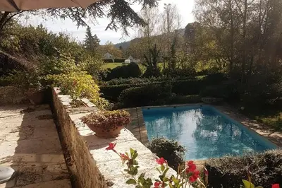 Piscine de l'établissement Demeure avec piscine et tennis ou située à proximité