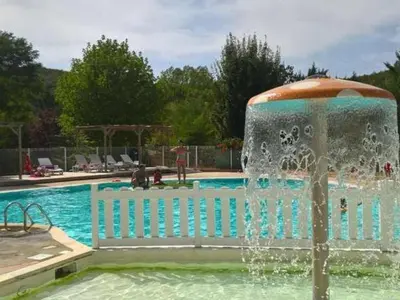 Piscine de l'établissement Mobil-home avec terrasse pour 6 personnes - API-1-52-545 ou située à proximité