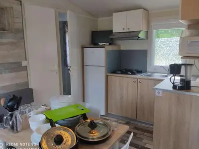 Cuisine ou kitchenette dans l'établissement Mobil-home avec terrasse pour 6 personnes - API-1-52-545