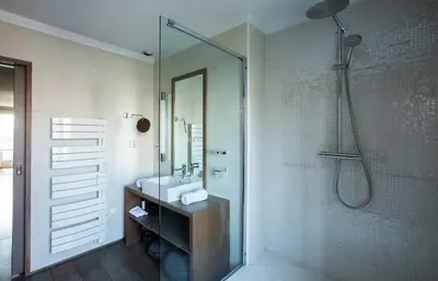 Salle de bains dans l'établissement La Villa Fleury - L'Ivoire