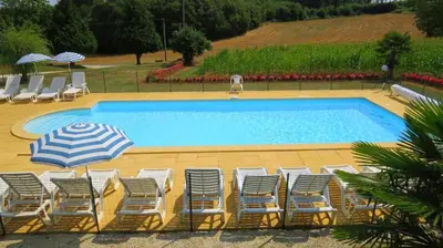 Piscine de l'établissement Charmant gîte de campagne pour 10 avec terrasse ou située à proximité