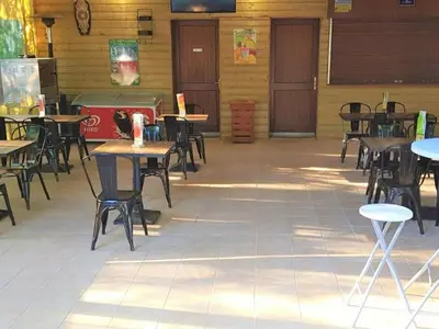 Restaurant ou autre lieu de restauration dans l'établissement Mobil-home 35m² avec Terrasse - Saint-Gérons - API-1-52-1314