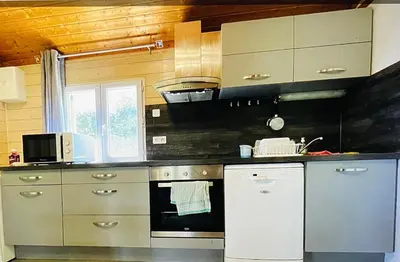 Cuisine ou kitchenette dans l'établissement Chalet climatisé avec piscine, lac à proximité