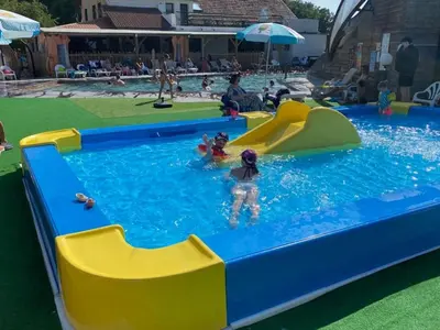 Piscine de l'établissement Chalet 4 pers avec Terrasse et Accès PMR à Vic-sur-Cère - API-1-52-1231 ou située à proximité