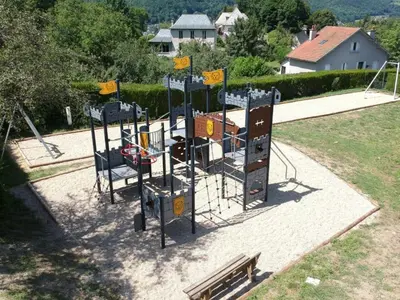 Aire de jeux pour enfants de l'établissement Mobil-home 4 pers avec Terrasse à Vic-sur-Cère - API-1-52-1235
