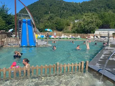 Piscine de l'établissement Mobil-home à Vic-sur-Cère avec terrasse, 2 chambres - API-1-52-1253 ou située à proximité