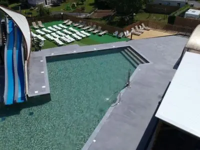 Piscine de l'établissement Mobil-home à Vic-sur-Cère avec terrasse, 2 chambres - API-1-52-1253 ou située à proximité