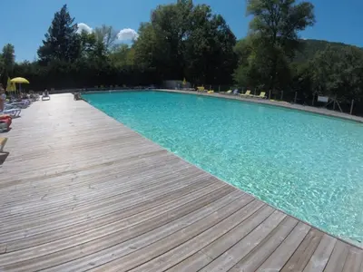Piscine de l'établissement Mobil-home confortable avec terrasse pour 6 personnes - API-1-52-1246 ou située à proximité