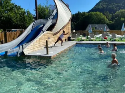 Piscine de l'établissement Mobil-home avec terrasse à Vic-sur-Cère, 4 personnes - API-1-52-1251 ou située à proximité
