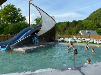 Piscine de l'établissement Mobil-home cosy 5 pers avec terrasse - API-1-52-1240 ou située à proximité