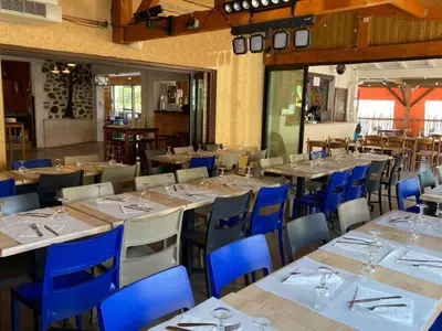 Restaurant ou autre lieu de restauration dans l'établissement Mobil-home cosy 5 pers avec terrasse - API-1-52-1240