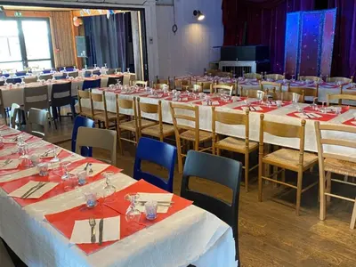 Restaurant ou autre lieu de restauration dans l'établissement Chalet confortable 5 pers avec terrasse à Vic-sur-Cère - API-1-52-1248