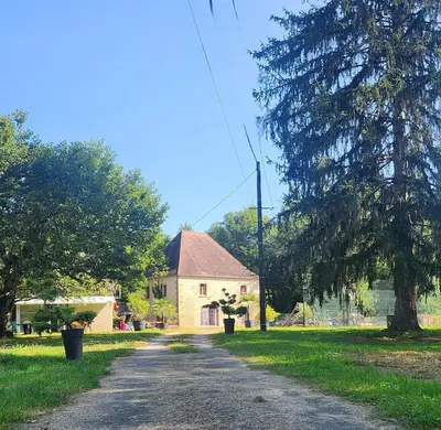 Jardin de l'établissement Gîte au bord de l'eau piscine & spa