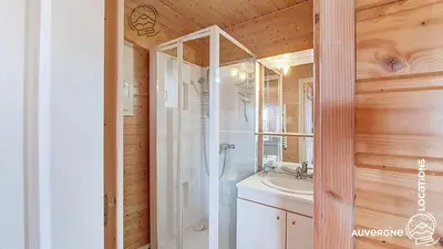 Salle de bains dans l'établissement Chalet de la Gougère 3