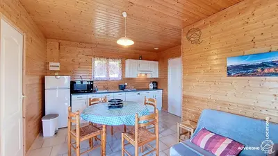 Cuisine ou kitchenette dans l'établissement Chalet de la Gougère 4
