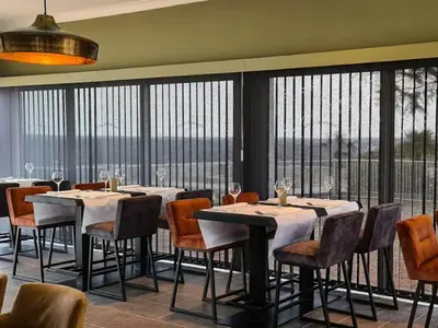 Restaurant ou autre lieu de restauration dans l'établissement Villa in France with Private Garden